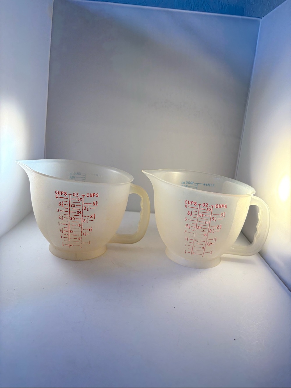 Lot Of 2 VTG 1977 Tupperware Measuring Bowls 4 Cup Blue & Red No Lid Plastic USA